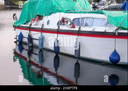 Das Boot mit Boje schwimmt entlang des Kanals Stockfoto