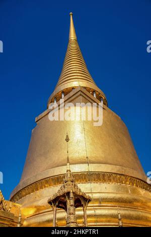Bangkok, Thailand. Blick auf Phra Si Rattana Chedi - Goldstupa in der Nähe des Tempels des Smaragd-Buddha. Grand Palace Stockfoto