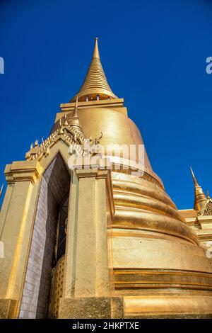 Bangkok, Thailand. Blick auf Phra Si Rattana Chedi - Goldstupa in der Nähe des Tempels des Smaragd-Buddha. Grand Palace Stockfoto