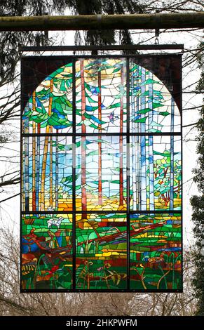 Eine Ausstellung des Forest of Dean Sculpture Trail mit zeitgenössischen Dauerskulpturen und Skulpturen auf dem Waldweg. Kathedrale, Kevin Atherton 1986 Stockfoto