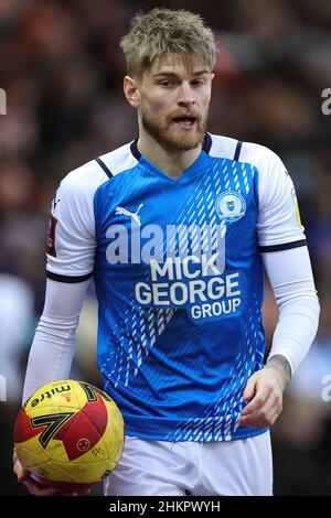 PETERBOROUGH, GROSSBRITANNIEN. FEBRUAR 5TH. Hayden Coulson von Peterborough United während des Spiels der vierten Runde des Emirates FA Cup zwischen Peterborough United und den Queens Park Rangers im Weston Homes Stadium, Peterborough, am Samstag, den 5th. Februar 2022. (Kredit: James Holyoak | MI News) Kredit: MI Nachrichten & Sport /Alamy Live News Stockfoto