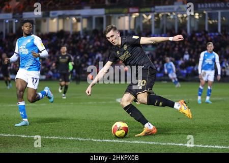 PETERBOROUGH, GROSSBRITANNIEN. FEBRUAR 5TH. Jimmy Dunne von den Queens Park Rangers räumt den Ball unter dem Druck von Ricky-Jade Jones von Peterborough United während des Spiels der vierten Runde des Emirates FA Cup zwischen Peterborough United und den Queens Park Rangers im Weston Homes Stadium, Peterborough, am Samstag, den 5th. Februar 2022. (Kredit: James Holyoak | MI News) Kredit: MI Nachrichten & Sport /Alamy Live News Stockfoto