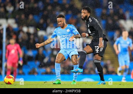 Manchester, Großbritannien. 05th. Februar 2022. Nathaniel Chalobah #12 von Fulham übergibt den Ball unter dem Druck von Raheem Sterling #7 von Manchester City in Manchester, Vereinigtes Königreich am 2/5/2022. (Foto von Conor Molloy/News Images/Sipa USA) Quelle: SIPA USA/Alamy Live News Stockfoto