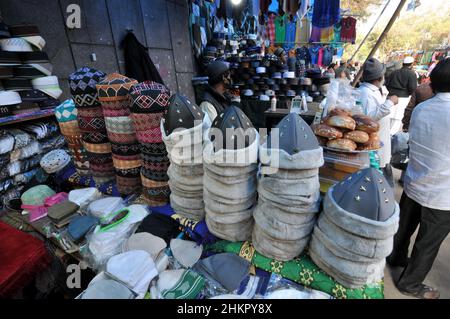 Neu-Delhi, Indien. 05th. Februar 2022. Muslimische Gebetskappen sind am 5. Februar 2022 auf dem Markt vor dem Hazrat Nizamuddin Auliya in Neu-Delhi, Indien, erhältlich. (Foto: Ravi Batra/Sipa USA) Quelle: SIPA USA/Alamy Live News Stockfoto