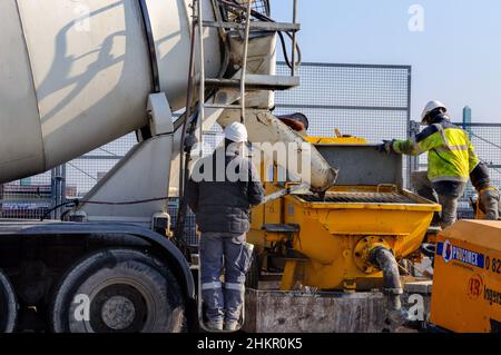 Paris, Frankreich, Straßenszene, Neubau in der Gegend „Paris Rive Gauche“, 13. Bezirk, Bauarbeiter, die Beton auf die Gleisabdeckung der Eisenbahn gießen, (Ave. De France) Arbeiter frankreich Stockfoto