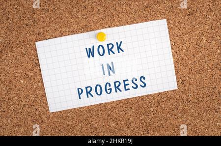 In Progress steht auf einem Papier, Geschäfts- und Bildungskonzept Stockfoto