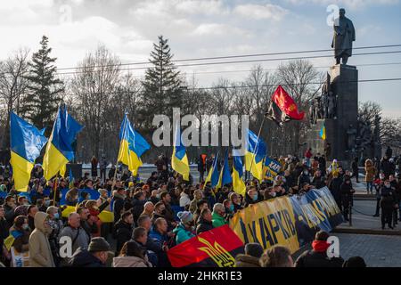 Manifestation der Einheit der Ukraine, angesichts der Truppenkonzentration für die militärische Aggression Russlands. Charkiw, Ukraine Stockfoto