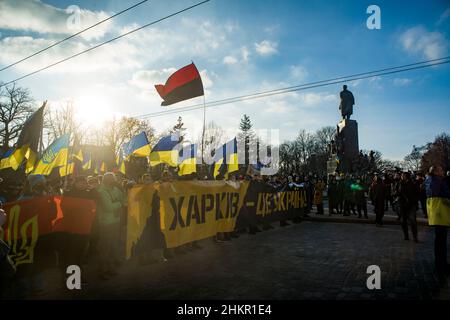 Manifestation der Einheit der Ukraine, angesichts der Truppenkonzentration für die militärische Aggression Russlands. Charkiw, Ukraine Stockfoto