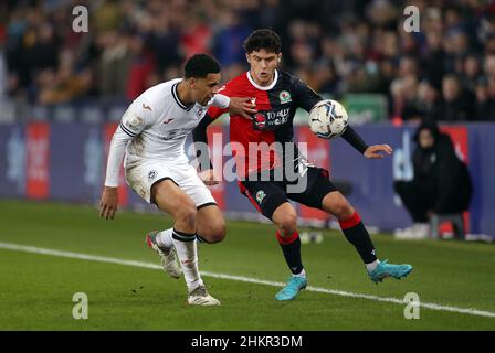 Ben Cabango von Swansea City (links) Ryan Giles von Blackburn Rovers kämpft während des Sky Bet Championship-Spiels im Swansea.com Stadium in Swansea um den Ball. Bilddatum: Samstag, 5. Februar 2022. Stockfoto