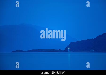 Der Leuchtturm Rubha nan Gall, nördlich von Tobermory auf der Insel Mull, strahlt Licht über den Sound of Mull Stockfoto