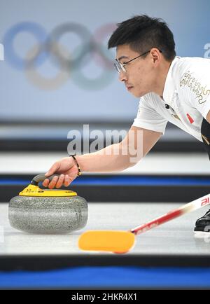 Peking, China. 5th. Februar 2022. Ling Zhi aus China tritt während des Curling-Mixed-Double-Round-Robin-Events der Olympischen Winterspiele 2022 in Peking zwischen China und Norwegen im National Aquatics Center in Peking, der Hauptstadt von China, am 5. Februar 2022 an. Quelle: Huang Xiaobang/Xinhua/Alamy Live News Stockfoto