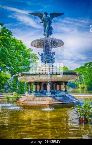 Bethesda Fountain an einem sonnigen Tag, Central Park, New York City, USA Stockfoto