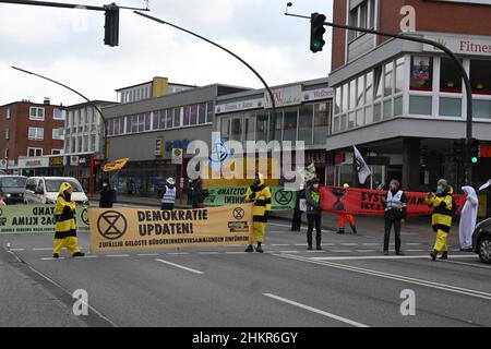 XR-Aktiven blockieren neu die Bergedorfer Straße. Do from a month is to a Action an gleicher Stelle a Auto by the Straßenblo Stockfoto