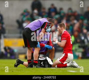 5th. Februar 2022: Aviva Stadium, Dublin, Irland; 6-Nations International Rugby, Irland gegen Wales; Liam Williams aus Wales erregt Aufmerksamkeit auf dem Spielfeld Stockfoto