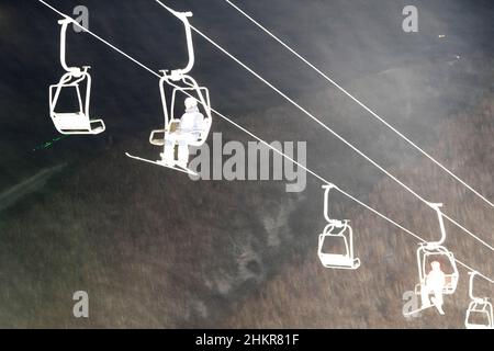 Zhangjiakou, Chinas Provinz Hebei. 5th. Februar 2022. Athleten bereiten sich auf die Teilnahme an den Free Style Skiing Men's Moguls im Genting Snow Park in Zhangjiakou, nordchinesische Provinz Hebei, am 5. Februar 2022 vor. Quelle: Fei Maohua/Xinhua/Alamy Live News Stockfoto