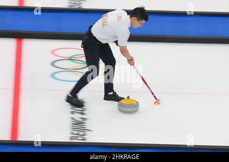 Peking, China. 5th. Februar 2022. Ling Zhi aus China tritt während der Curling-Mixed-Double-Round-Robin-Session der Olympischen Winterspiele 2022 in Peking zwischen China und Norwegen im Nationalen Wassersportzentrum in Peking, China, am 5. Februar 2022 an. Quelle: Liu Xu/Xinhua/Alamy Live News Stockfoto