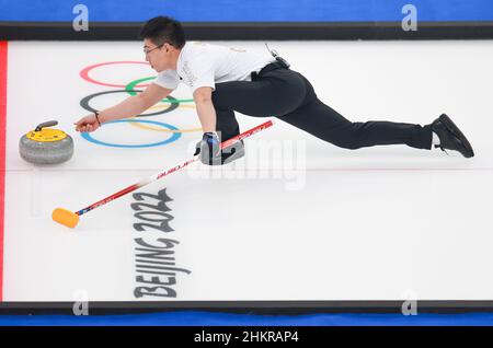 Peking, China. 5th. Februar 2022. Ling Zhi aus China tritt während der Curling-Mixed-Double-Round-Robin-Session der Olympischen Winterspiele 2022 in Peking zwischen China und Norwegen im Nationalen Wassersportzentrum in Peking, China, am 5. Februar 2022 an. Quelle: Liu Xu/Xinhua/Alamy Live News Stockfoto
