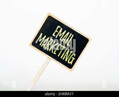 Konzeptionelle Anzeige E-Mail-Marketing. Wort für das Senden einer Werbebotschaft an eine Gruppe von Anzeigen mit Mail Blank Sign Note Holder für neue Ankündigungen Stockfoto