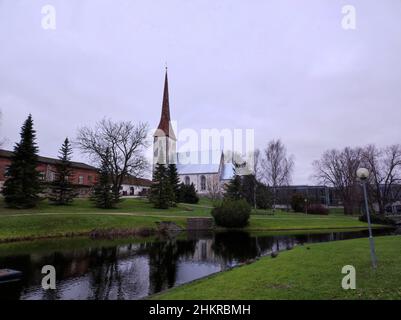 Rakvere, Estland - 13. November 2021: Lutherische Kirche in der Nähe des Teiches Stockfoto