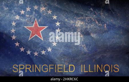 Draufsicht auf die Retro-Flagge von Springfield, Illinois, ungebundene Staaten von Amerika mit Grunge-Struktur. USA Patriot und Reisekonzept. Kein Fahnenmast. Plane Desi Stockfoto