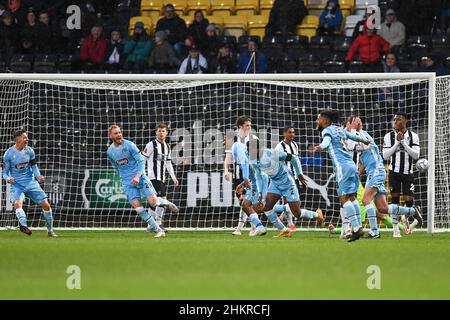 NOTTINGHAM, GROSSBRITANNIEN. FEB 5th die Mariners feiern, nachdem sie beim Vanarama National League-Spiel zwischen Notts County und Grimsby Town am Samstag, dem 5th. Februar 2022, in der Meadow Lane, Nottingham eine Führung von 1-2 in Führung genommen haben. (Kredit: Jon Hobley | MI News) Kredit: MI Nachrichten & Sport /Alamy Live News Stockfoto