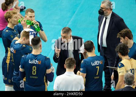Verona, Italien. 05th. Februar 2022. Radostin Stoytchev - Cheftrainer - Verona Volley während einer Auszeit. Während der NBV Verona gegen Allianz Milano, Volleyball Italienische Serie A Männer Superliga Meisterschaft in Verona, Italien, Februar 05 2022 Quelle: Independent Photo Agency/Alamy Live News Stockfoto