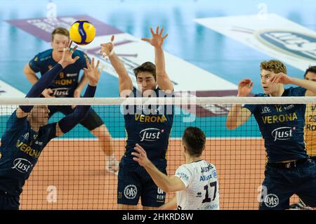 AGSM Forum, Verona, Italien, 05. Februar 2022, Block von Andrea Zanotti - Verona Volley während der NBV Verona vs Allianz Milano - Volleyball Ital Serie A Männer Superliga Championship Stockfoto