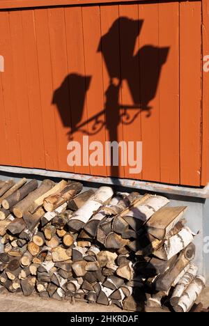 Schatten von einer Straßenlampe auf einem Holzstapel Stockfoto