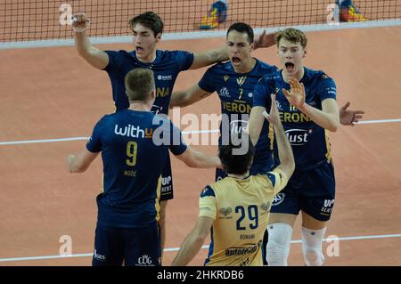 AGSM Forum, Verona, Italien, 05. Februar 2022, Verona Volley feiert den Punkt. Während der NBV Verona vs Allianz Milano - Volleyball Italienische Serie A Männer Superliga Meisterschaft Stockfoto