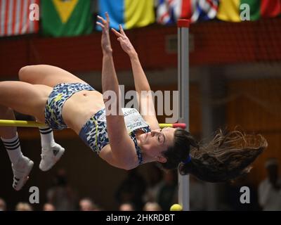 Hustopece, Tschechische Republik. 05th. Februar 2022. Emily Brothwick aus Großbritannien tritt beim Hochsprungrennen der Frauen beim Hustopecske skakni-Treffen im Rahmen der World Indoor Tour in Hustopece, Tschechische Republik, am 5. Februar 2022 an. Quelle: Igor Zehl/CTK Photo/Alamy Live News Stockfoto