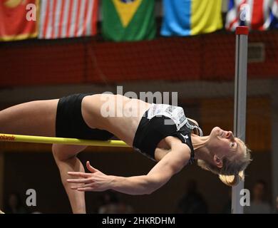 Hustopece, Tschechische Republik. 05th. Februar 2022. Michaela Hruba von Czuech tritt beim Hochsprungrennen der Frauen beim Hustopecske skakni-Treffen im Rahmen der World Indoor Tour in Hustopece, Tschechien, am 5. Februar 2022 an. Quelle: Igor Zehl/CTK Photo/Alamy Live News Stockfoto