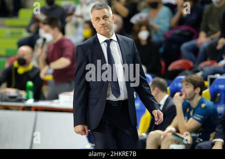 Verona, Italien. 05th. Februar 2022. Radostin Stoytchev - Cheftrainer - Verona Volley während des NBV Verona gegen Allianz Milano, Volleyball Italienische Serie A Superliga-Meisterschaft der Männer in Verona, Italien, Februar 05 2022 Quelle: Independent Photo Agency/Alamy Live News Stockfoto