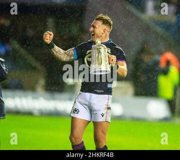 5th. Februar 2022: Guinness Six Nations 2022, Schottland Kapitän Stuart Hogg feiert mit dem Kalkutta Cup nach dem Spiel Schottland gegen England Kalkutta Cup im BT Murrayfield Stadium. Edinburgh. Schottland, Großbritannien. Quelle: Ian Rutherford Alamy Live News. Stockfoto