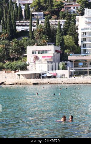 Das junge, liebevolle Paar genießt die Sommerzeit im Meer am Stadtstrand von Dubrovnik in Kroatien, dem ehemaligen Jugoslawien. Reiche Erholungsinfrastruktur Stockfoto