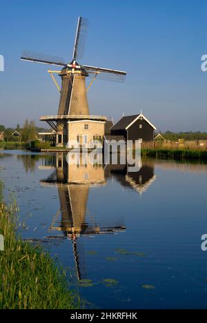 Windmühle De Vriendschap im niederländischen Dorf Bleskensgraaf Stockfoto