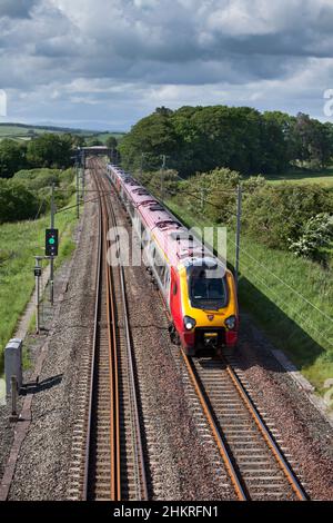 Virgin Züge Bombardier der Klasse 221 voyager auf der Hauptlinie der Westküste in Cumbria Stockfoto