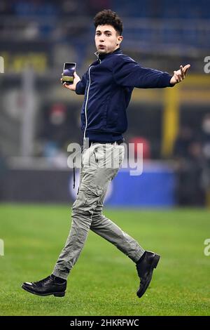 Mailand, Italien. 05. Februar 2022. Gesten der Eindringlinge während des Fußballspiels der Serie A zwischen dem FC Internazionale und dem AC Mailand. Kredit: Nicolò Campo/Alamy Live Nachrichten Stockfoto