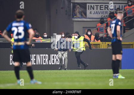 Mailand, Italien. 05. Februar 2022. Der Eindringling auf dem Spielfeld wird während des Fußballspiels der Serie A zwischen dem FC Internazionale und dem AC Mailand gesehen. Kredit: Nicolò Campo/Alamy Live Nachrichten Stockfoto