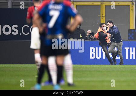 Mailand, Italien. 05. Februar 2022. Der Eindringling auf dem Spielfeld wird während des Fußballspiels der Serie A zwischen dem FC Internazionale und dem AC Mailand gesehen. Kredit: Nicolò Campo/Alamy Live Nachrichten Stockfoto