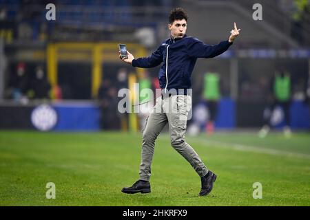 Mailand, Italien. 05. Februar 2022. Gesten der Eindringlinge während des Fußballspiels der Serie A zwischen dem FC Internazionale und dem AC Mailand. Kredit: Nicolò Campo/Alamy Live Nachrichten Stockfoto