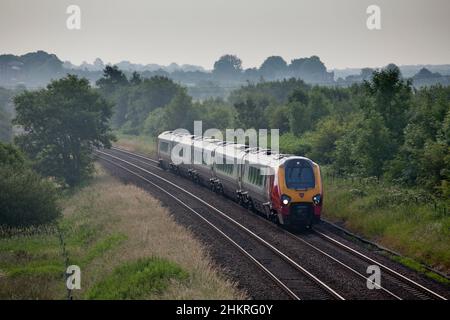 Virgin Züge der Klasse 221 bombardier Diesel voyager Zug 221114 vorbei an Lostock, Lancashire mit einem Zug umgeleitet wegen Ingenieurarbeiten Stockfoto