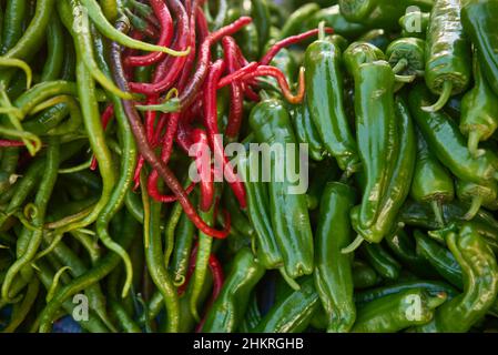 Aufnahme von grünen und roten Chilli-Paprika im Vollformat Stockfoto