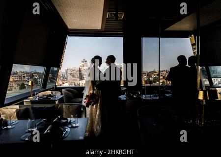 Schöne junge Braut und Bräutigam in einem stilvollen Hotel. Stockfoto