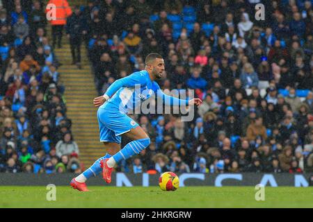 Manchester, Großbritannien. 05th. Februar 2022. Kyle Walker #2 von Manchester City läuft mit dem Ball in Manchester, Großbritannien am 2/5/2022. (Foto von Conor Molloy/News Images/Sipa USA) Quelle: SIPA USA/Alamy Live News Stockfoto