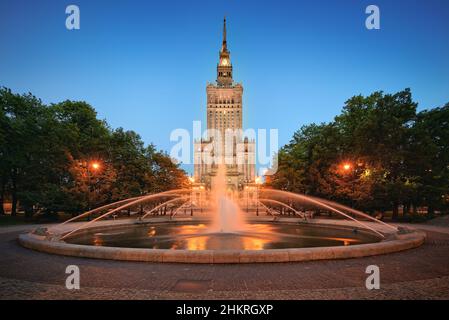 Warschau der Brunnen und der Palast der Kultur und Wissenschaft bei Nacht Stockfoto