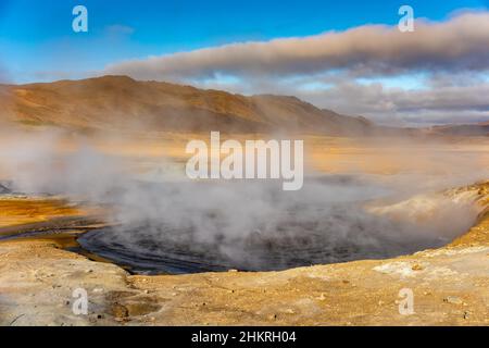 Fumarole Feld in Hverir Geothermie Zone Island. Berühmte Touristenattraktion Stockfoto