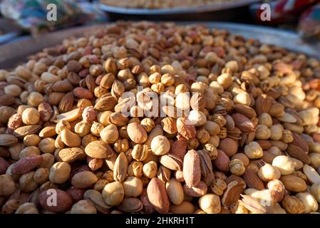Mischung aus verschiedenen Nüssen und Samen. Snacks auf dem orientalischen Basar. Stockfoto