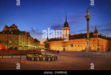 Warschau, das Königsschloss, der Schlossplatz und die Sigismund-Säule bei Nacht Stockfoto