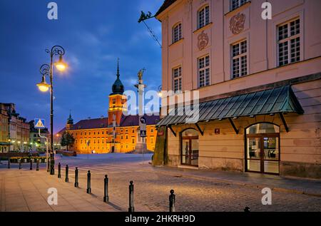 Warschau, das Königsschloss, die Senatorska-Straße und die Sigismund-Säule bei Nacht Stockfoto