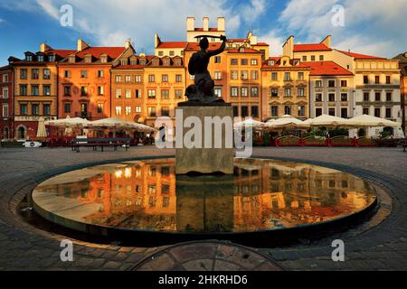 Syrenka-Statue auf dem Marktplatz der Altstadt in Warschau. Die Warschauer Meerjungfrau Stockfoto